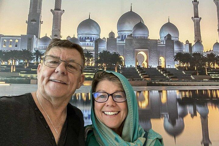 Excursión de un día a Abu Dabi con visita al atardecer de la Gran Mezquita de Oro