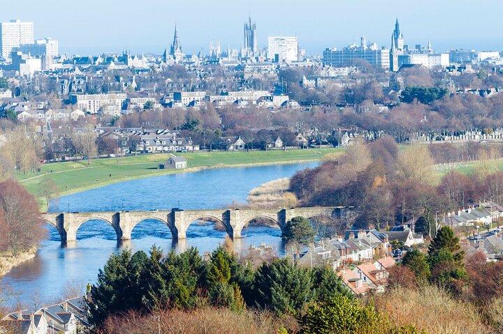 Tour privado a pie por Aberdeen con un local