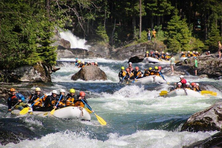 Action Wildwasser-Rafting der Klasse 4 in Voss
