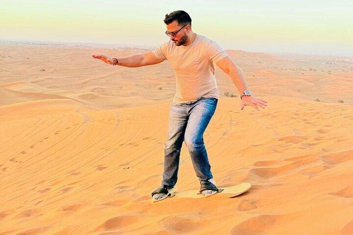 Abu Dhabi Dune Bashing, Sand Surfing, Camel Ride og BBQ Dinner