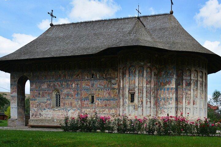 Explora los monasterios pintados por la UNESCO y el Museo Pintado con Huevos