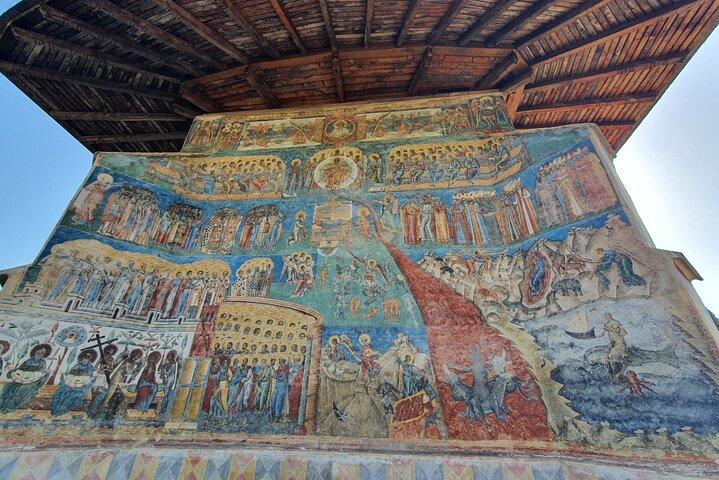 Explora los monasterios pintados por la UNESCO y el Museo Pintado con Huevos