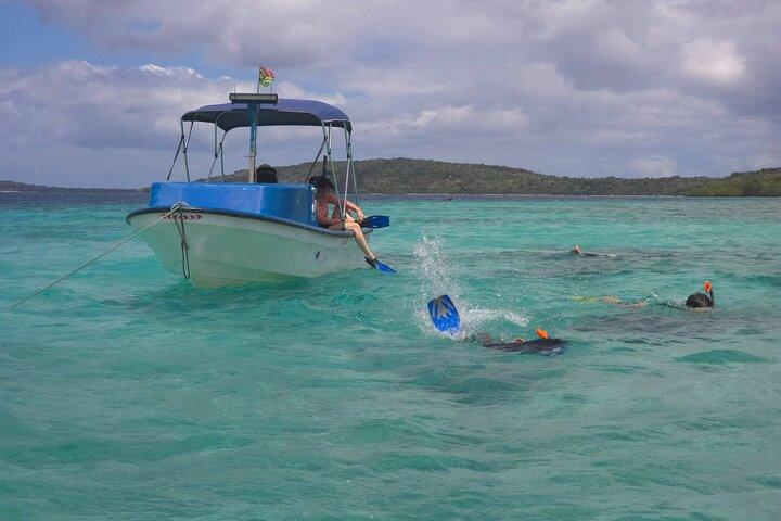 Vanuatu Moso Island Day Trip com churrasqueira e snorkeling na caverna azul