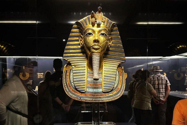 ピラミッドとGEMまたは古代博物館 - 飛行機で行くカイロ日帰り旅行。