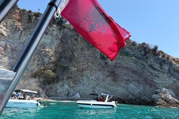 リナボートでサランダの海岸アドベンチャーシュノーケリングの旅リスト