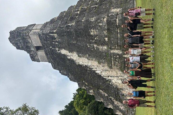 Ganztägige Tikal-Sonnenaufgangstour ab Flores und archäologische Tour