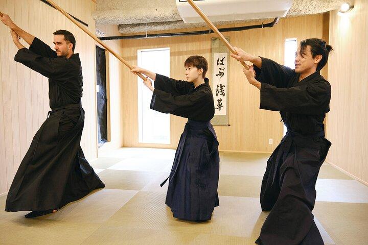 Samurai Training (Kyudo - Bogenschießen und Katana) in einer kleinen Gruppe