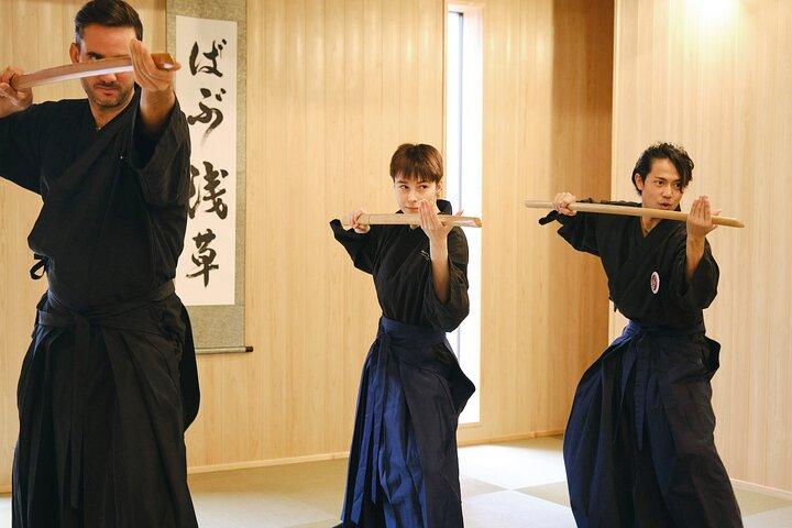 Treinamento de samurais (kyudo - tiro com arco e katana) em um pequeno grupo