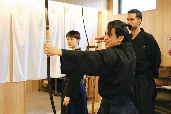 Samurai Training (Kyudo - Bogenschießen und Katana) in einer kleinen Gruppe