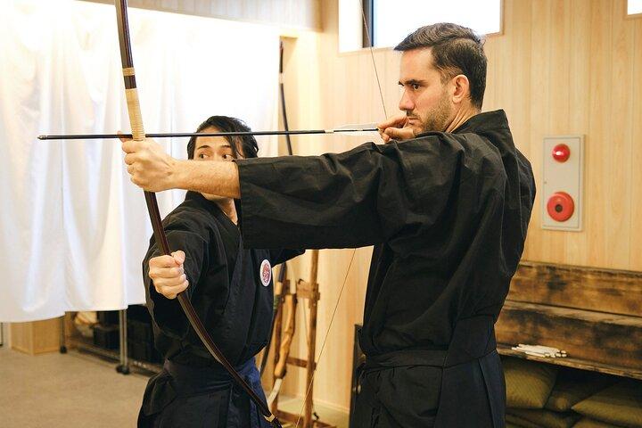 Samurai Training (Kyudo - Bogenschießen und Katana) in einer kleinen Gruppe