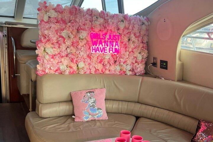 Bad Bunny Pink Yacht Location À Miami 50ft Luxury Pink Charter