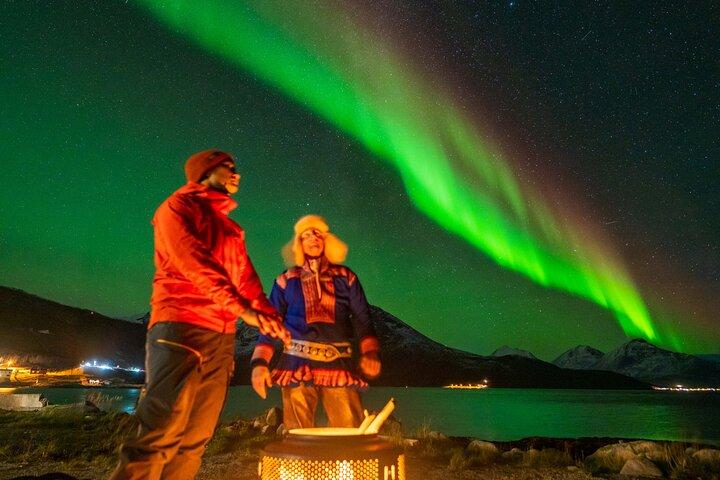 オーロラチェイス、現地ガイド、サーミ、キャンプファイヤーミール＆写真