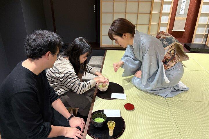 Traditionel te ceremoni med matcha og slik i Kyoto