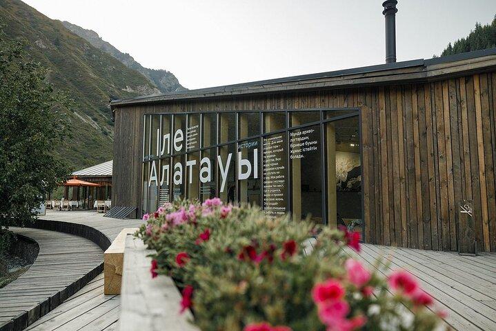 Big Almaty Lake e Ayusay Gorge Tour con Falcon Show