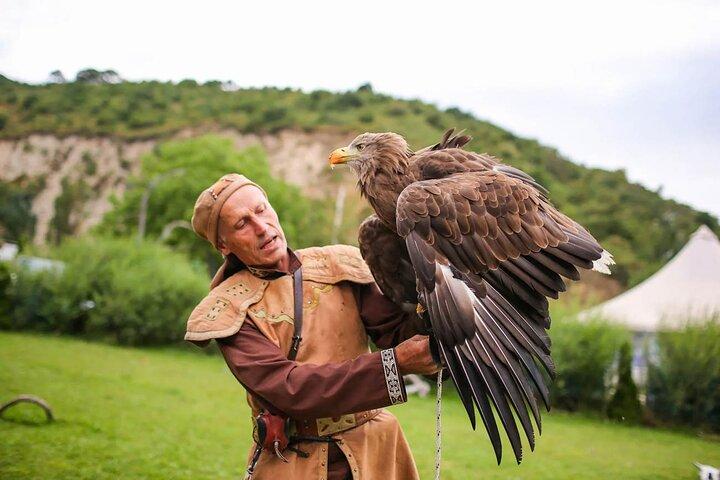 Big Almaty Lake e Ayusay Gorge Tour con Falcon Show