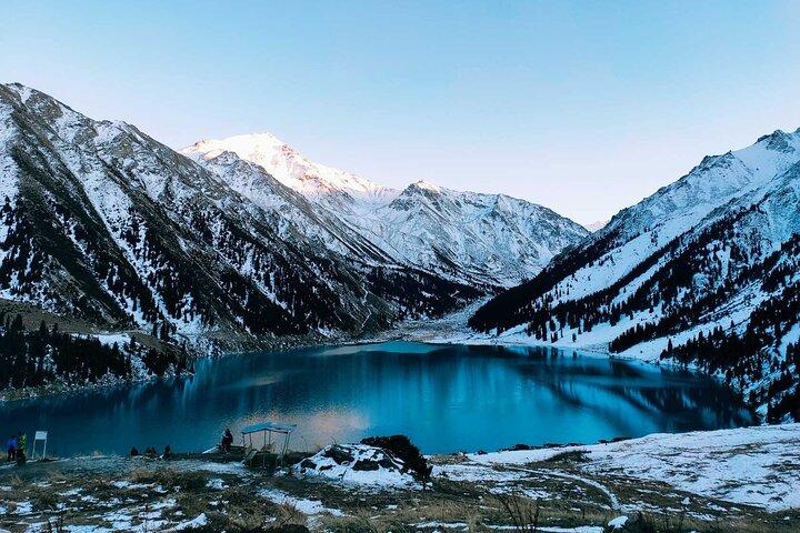 Big Almaty Lake e Ayusay Gorge Tour con Falcon Show