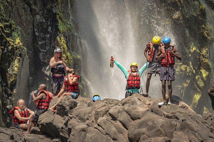 Nadar abaixo dos Sprays Victoria Falls