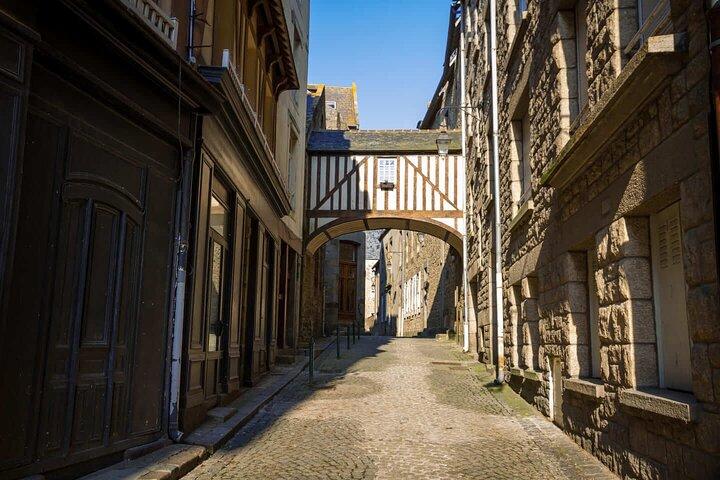 Hello Saint-Malo: Private 2-Hour Intro City Walk with Local Guide