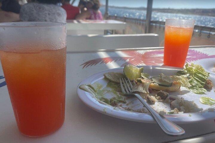 カボ・カタマランシュノーケルクルーズ（DJ、ランチ、オープンバー付き）
