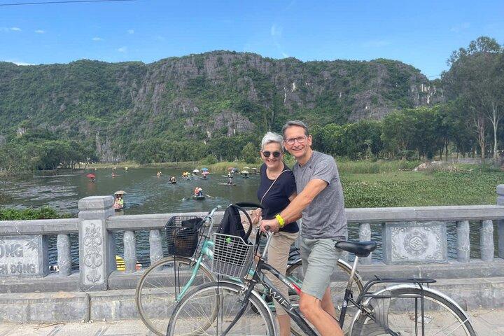 Kleine gedeelde tour Ninh Binh Trang An en Hang Mua per limousine