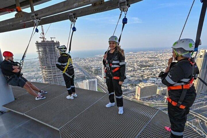 Sky Views Dubai Edge Walk 219m über der Stadt
