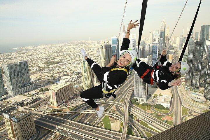 Sky Views Dubai Edge Walk 219m über der Stadt