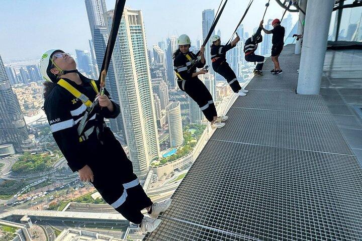 Sky Views Dubai Edge Walk 219m über der Stadt