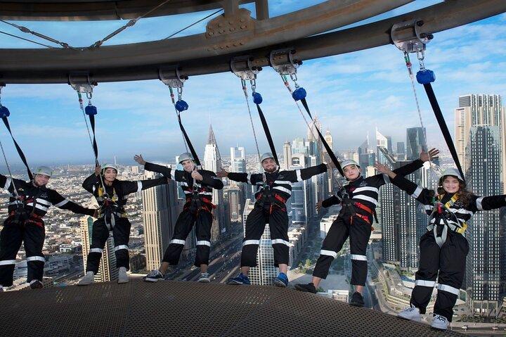 Sky Views Dubai Edge Walk Caminhada emocionante 219m acima da cidade