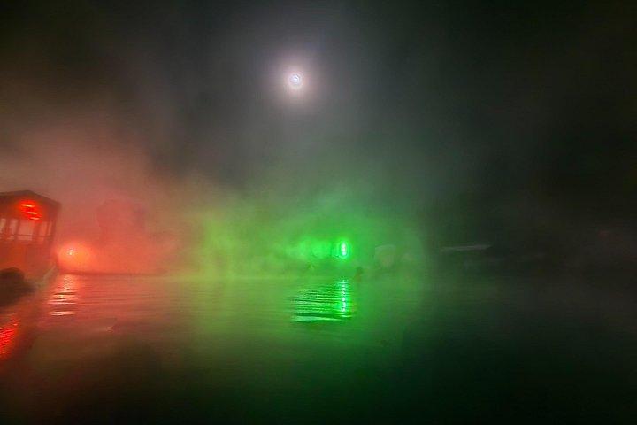 火と氷のツアー温泉オーロラ