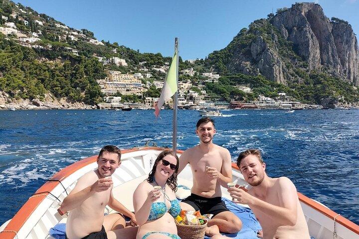 Un must a Capri: giro in barca, nuoto, snack e limoncello