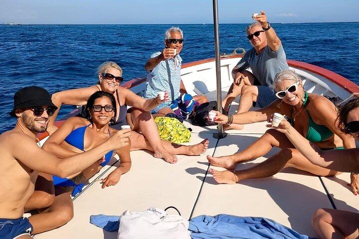 Un must a Capri: giro in barca, nuoto, snack e limoncello