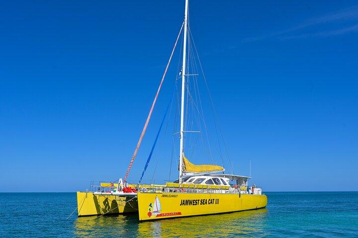 Familie katamaran krydstogt fra Jamwest Beach Negril Hotels