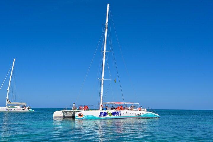 ジャムウェストビーチネグリルホテルからの家族向けカタマランクルーズ