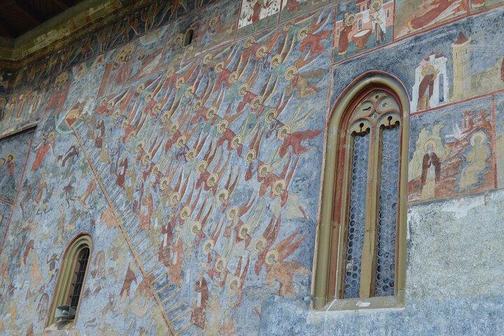 Explora los monasterios pintados por la UNESCO y el Museo Pintado con Huevos
