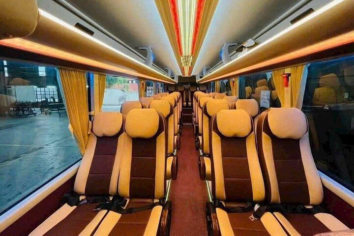 Privater Flughafentransfer mit Limousine und Bus