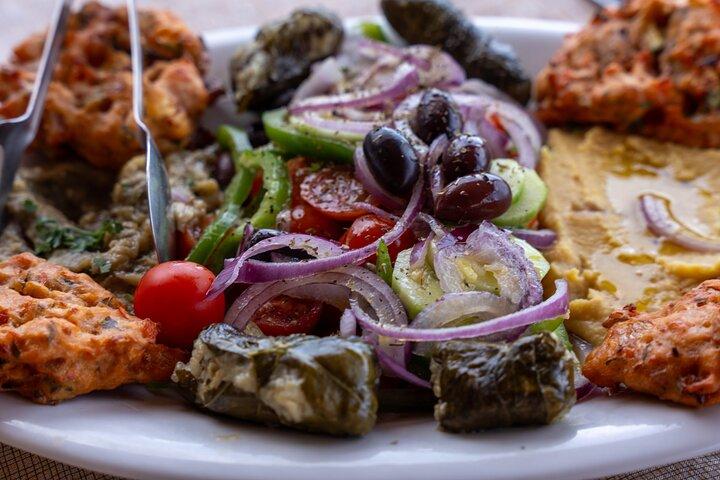 Excursão privada de comida e vinho veganos em Santorini