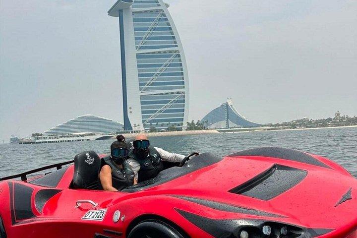 Experiencia de coche de reacción en Dubai con vistas al Burj Al Arab