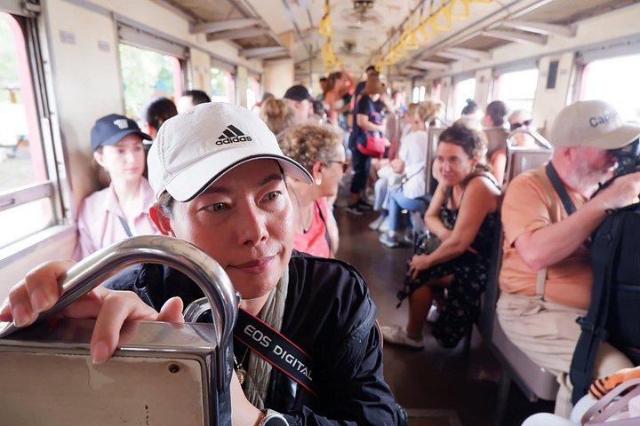 プライベート水上マーケットと鉄道マーケット（電車に乗って）。
