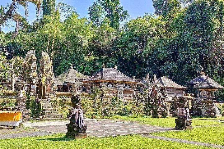 グヌン・カウィ・セバトゥ寺院ツアー（スピリチュアル・クレンジング付き）