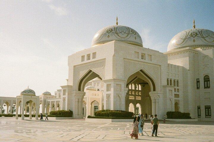 Excursión de un día a Abu Dabi con visita al atardecer de la Gran Mezquita de Oro