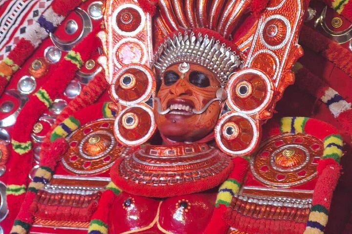 Theyyam y Kalaripayattu Show en Kochi con Transferencia
