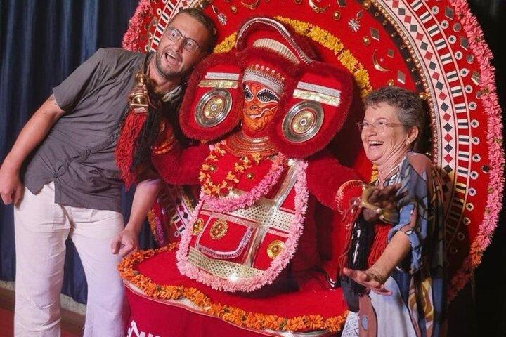 Theyyam y Kalaripayattu Show en Kochi con Transferencia