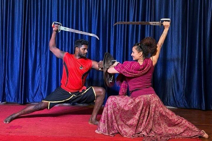 Theyyam y Kalaripayattu Show en Kochi con Transferencia
