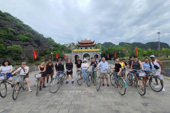 Tour privato di un giorno da Hanoi a Ninh Binh: Hoa Lu, Trang An e Grotta di Mua