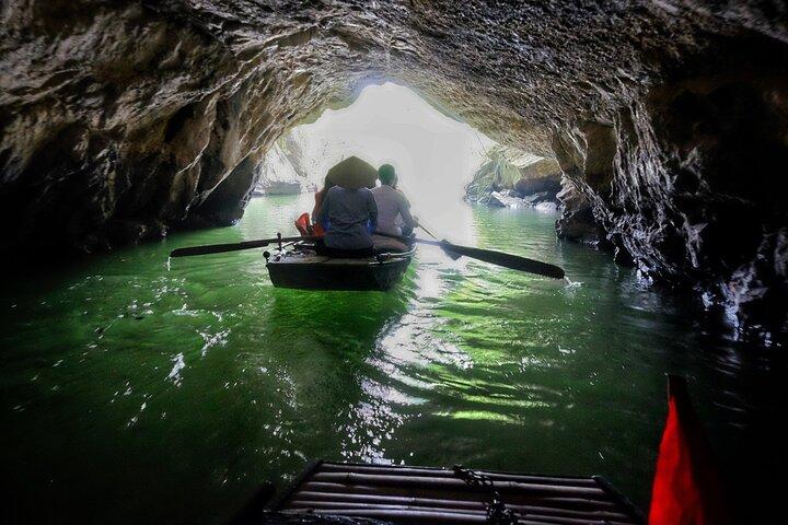 Tour privato di un giorno da Hanoi a Ninh Binh: Hoa Lu, Trang An e Grotta di Mua