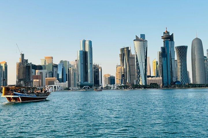 Doha Stadterkundung und traditionelle Dhow Bootsfahrt