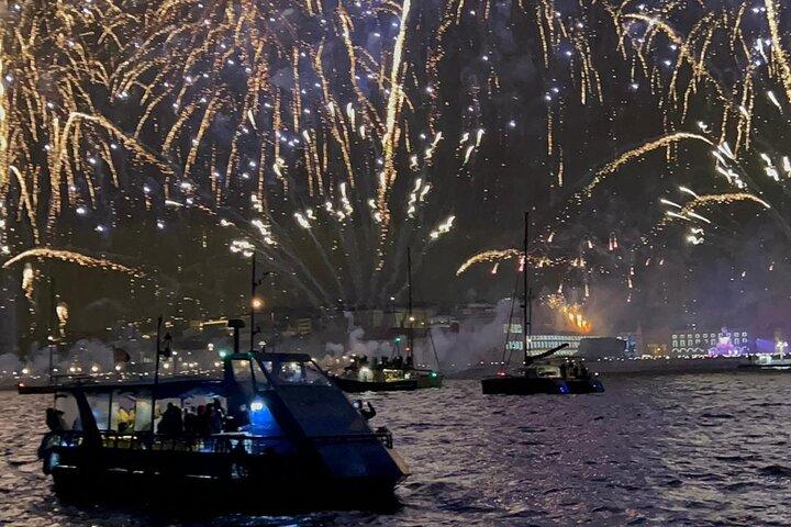 Crociera di Capodanno con fuochi d'artificio e spumante