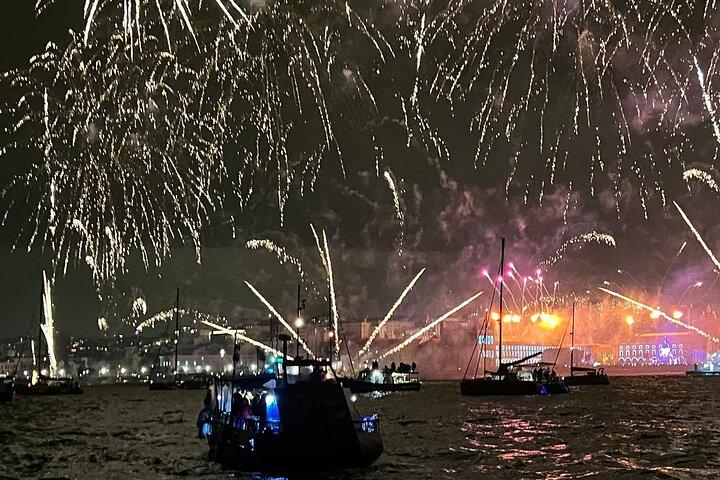 Crociera di Capodanno con fuochi d'artificio e spumante