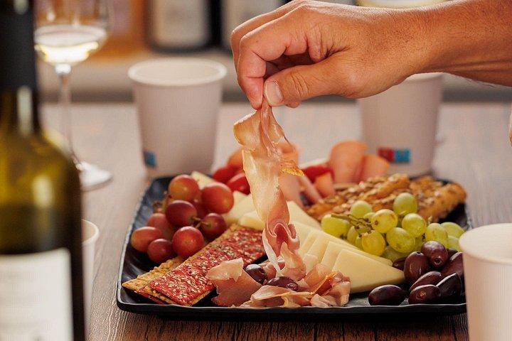ナクソスタウン夕食ツアー（ワイン試飲＆6つのフードストップ付き）