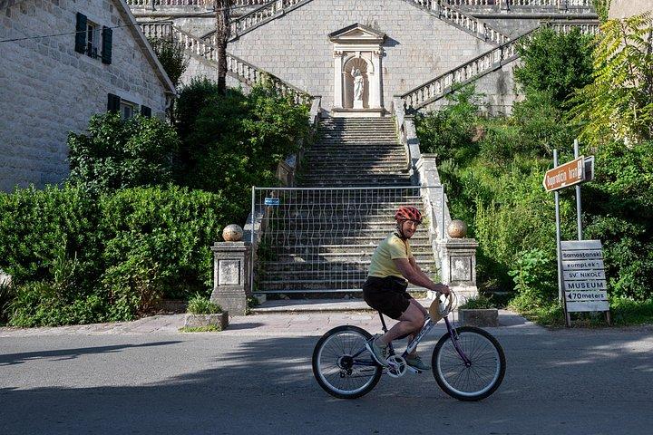 Explora el casco antiguo de Kotor en una excursión en bicicleta compartida